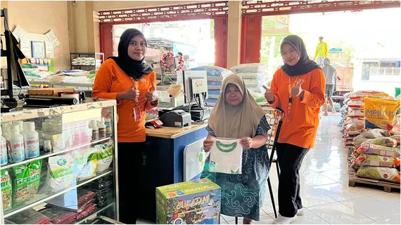 Melayani Pembeli di Kios