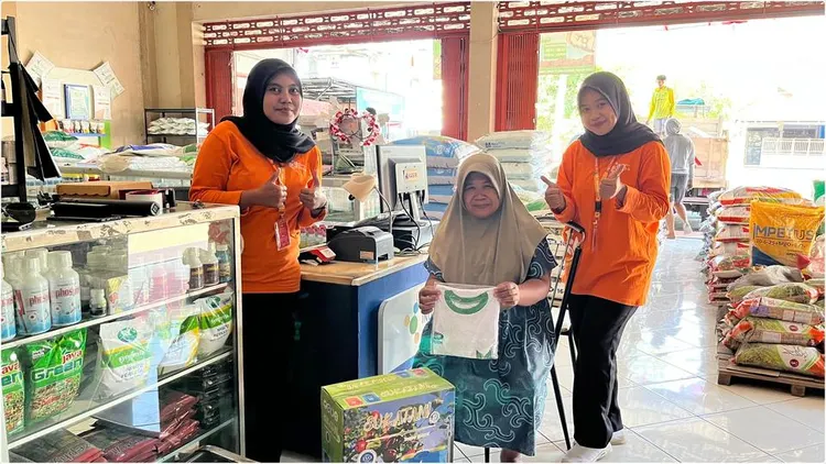 Melayani Pembeli di Kios